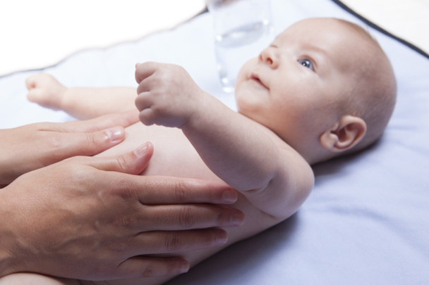 Três meses bebê menino abdômen massagem
 - Foto, Imagem