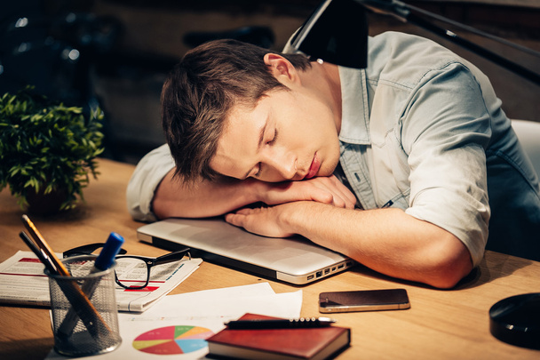 Homme dormant sur son lieu de travail
 - Photo, image
