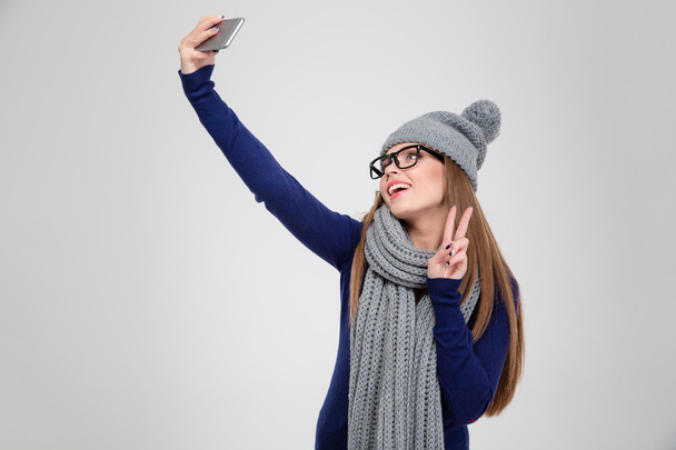 Happy woman making selfie photo on smartphone - Fotoğraf, Görsel
