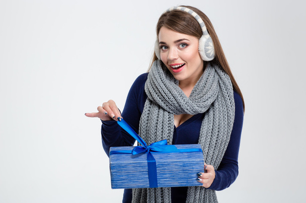 Happy woman in winter cloth holding gift box - Zdjęcie, obraz