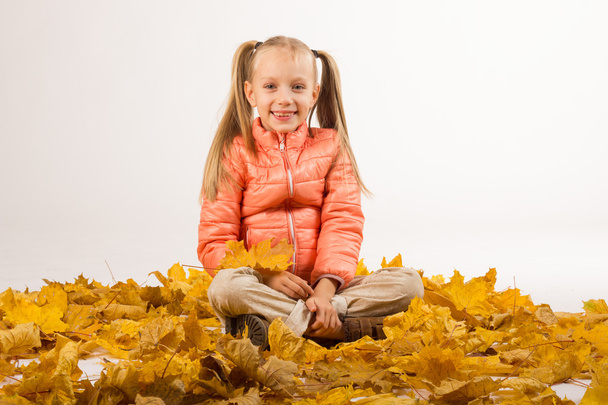 Κορίτσι φθινόπωρο με κίτρινα φύλλα - Φωτογραφία, εικόνα