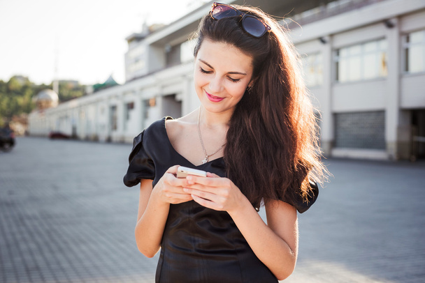 young business woman using cellphone - Foto, Bild