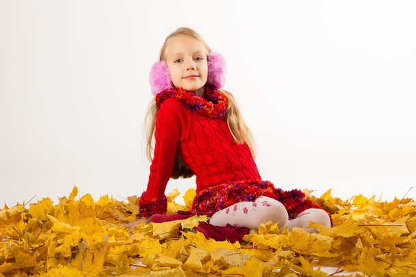Girl at autumn with yellow leaves - Fotoğraf, Görsel