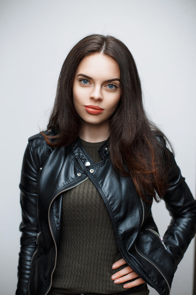 Retrato de hermosa chica con estilo en una chaqueta negra y un suéter de punto
 - Foto, imagen