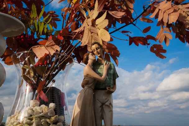 Figura de arcilla pareja de amor sobre un fondo de cielo azul
 - Foto, Imagen