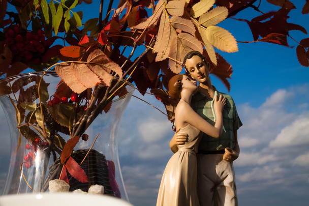 Figurine en argile paire d'amour sur un fond de ciel bleu
 - Photo, image