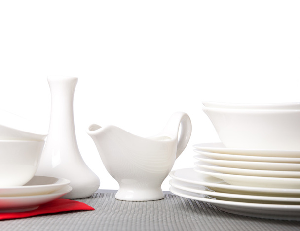 Assiettes et soucoupes en porcelaine blanche
 - Photo, image