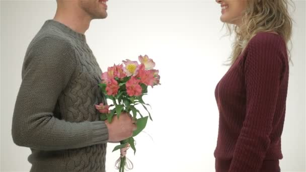 Bliska facet prezentuje dziewczynę kwiatów - Materiał filmowy, wideo