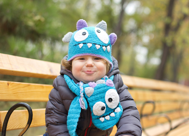 Onnellinen vauva hassussa hatussa kävelyllä. Kävelemässä ulkona syksyllä. syksyn lehdet
 - Valokuva, kuva