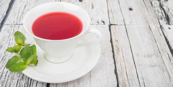 Ένα φλιτζάνι τσάι ιβίσκου - Φωτογραφία, εικόνα