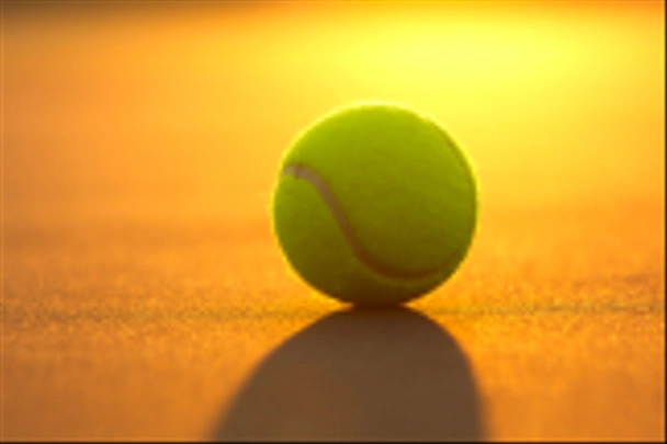 Balle de tennis sur le terrain au coucher du soleil
 - Photo, image