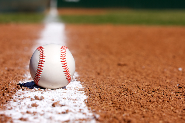 Baseball na linii kredy bramkowe - Zdjęcie, obraz