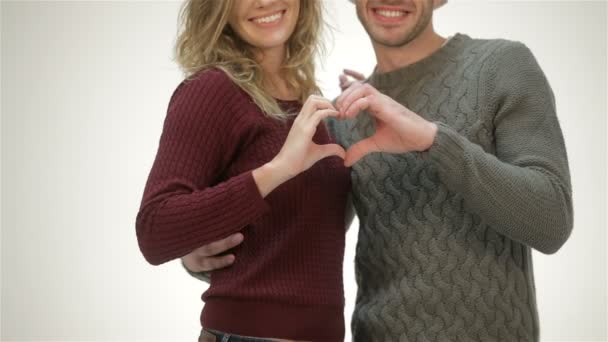 若いカップルは心臓の形で手を繋いで - 映像、動画