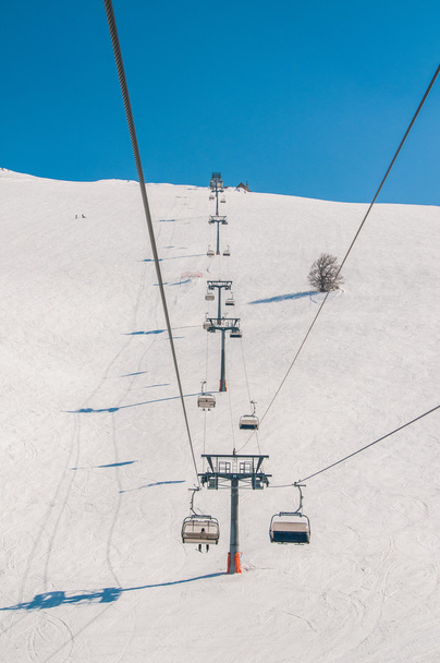 Ski lifts durings bright winter day - Foto, Imagem