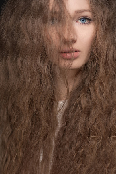 portrait of young woman with curly hair - Fotoğraf, Görsel