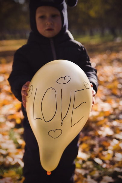 Baby dítě drží žlutý balónek - Fotografie, Obrázek