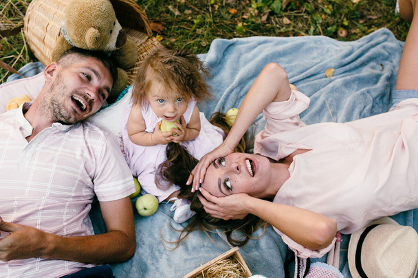 Father, mother and daughter in the park - Foto, imagen