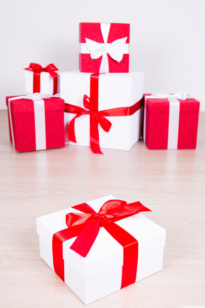 Kerstmis concept - close-up van rode en witte geschenkdozen - Foto, afbeelding