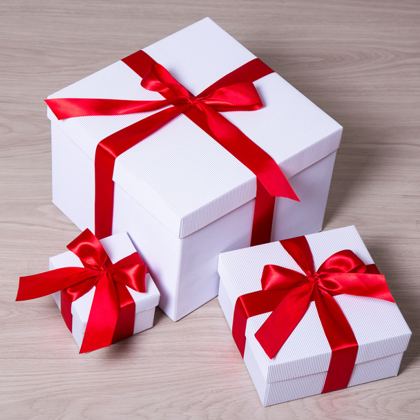 Doğum günü, Noel veya Sevgililer kavramı - beyaz hediye kutuları - Fotoğraf, Görsel