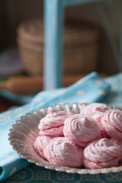 Zephyr rosa fatto in casa soufflé dolce cibo dolce su piatto d'epoca. Stile provenzale
 - Foto, immagini