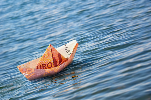 Βάρκα-οριγκάμι χρήματα ευρώ - Φωτογραφία, εικόνα