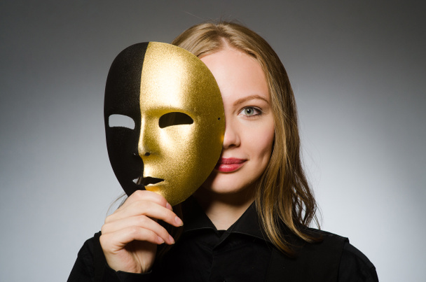 Kobieta z maską w zabawnej koncepcji - Zdjęcie, obraz