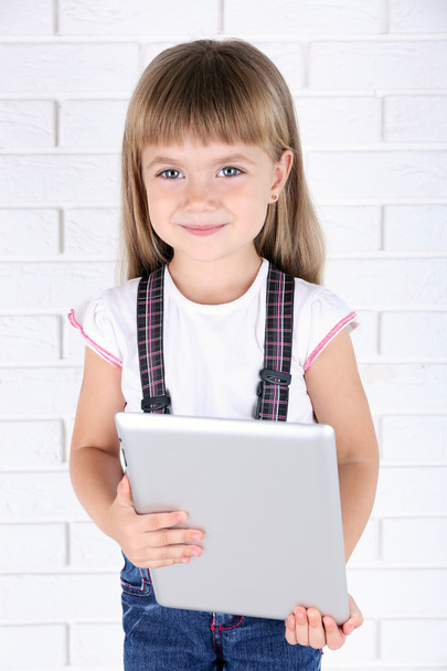 Little girl with tablet - Φωτογραφία, εικόνα