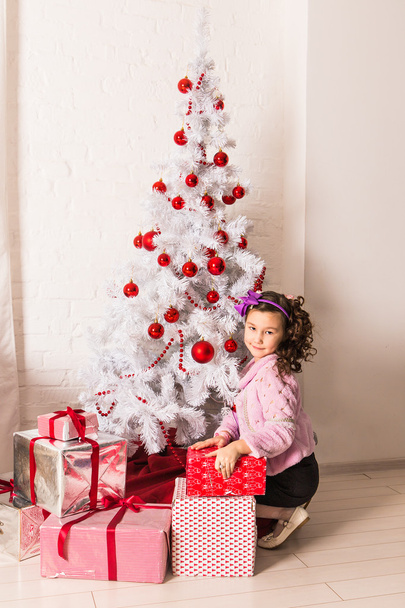 gelukkig kind met de doos van de gift van Kerstmis - Foto, afbeelding
