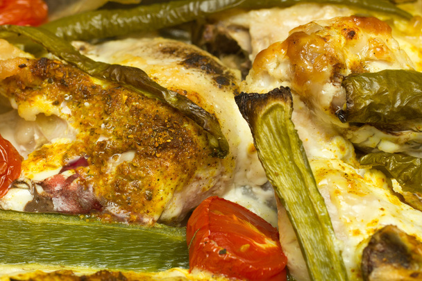 pollo al horno con pimientos y tomates
 - Foto, imagen