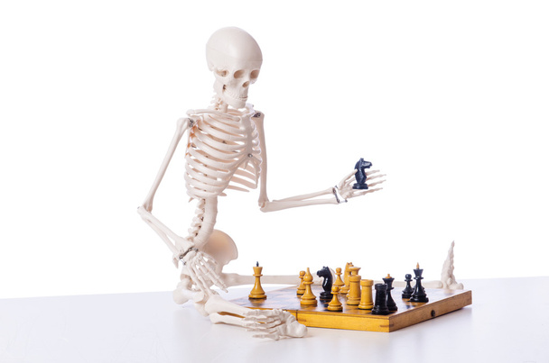 Esqueleto jugando al ajedrez en blanco - Foto, Imagen