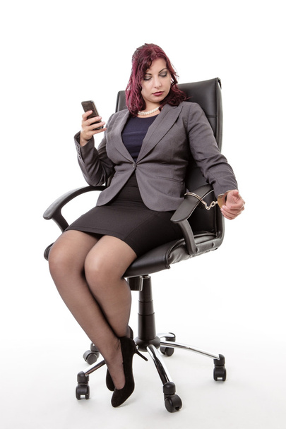 Mujer esposada a silla de oficina
 - Foto, Imagen