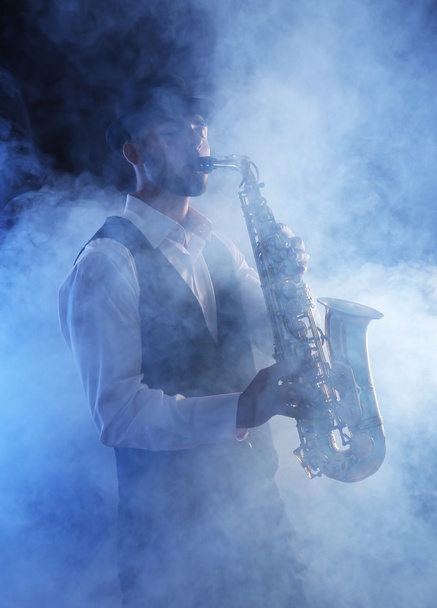 Элегантный саксофонист играет джаз
  - Фото, изображение