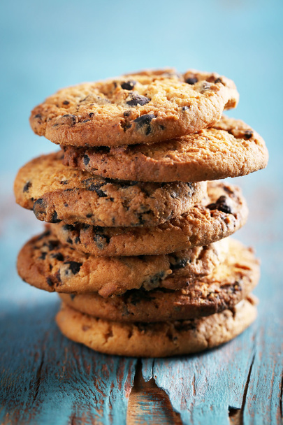 Close up focus view on cookies with chocolate crumbs on blue wooden table - Foto, imagen