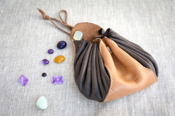 bolsa de couro com pedras semi-preciosas em pano de linho
. - Foto, Imagem