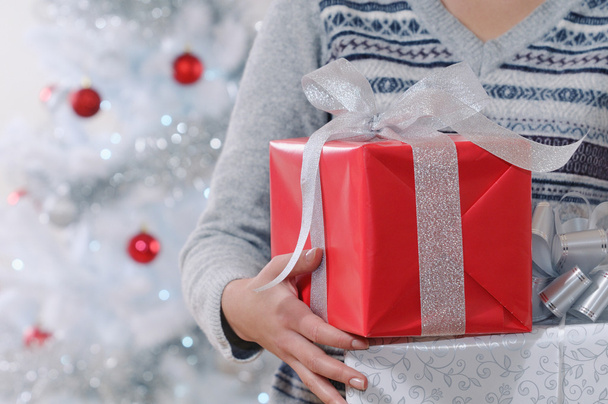 cropped shot of woman holding wrapped Christmas gifts - Foto, Imagem