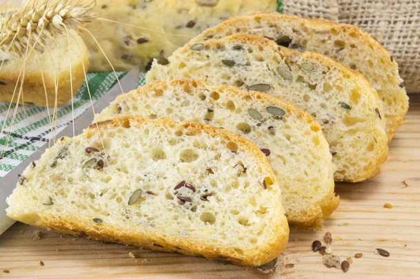Gesneden zelfgebakken brood met zaden op de tabel - Foto, afbeelding