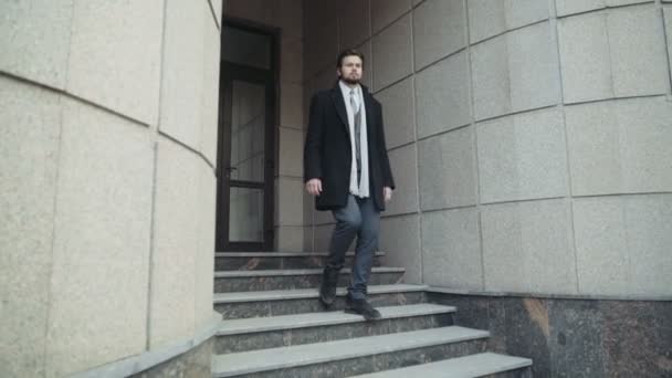 hombre de negocios guapo dejando el edificio de un centro de negocios
 - Metraje, vídeo