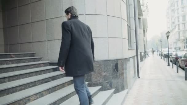 όμορφος επιχειρηματίας, αφήνοντας το κτίριο ενός επιχειρηματικού κέντρου - Πλάνα, βίντεο