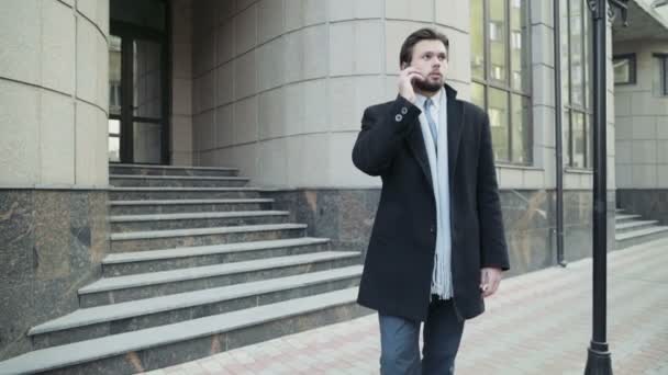 yakışıklı işadamı şehir merkezinde telefonda konuşuyor - Video, Çekim