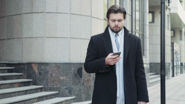 gutaussehender Geschäftsmann mit Smartphone in der Innenstadt - Filmmaterial, Video