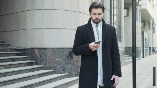 όμορφος επιχειρηματίας χρησιμοποιώντας ένα smartphone, στο κέντρο της πόλης - Πλάνα, βίντεο