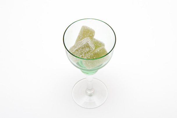 白地にグリーンのワイングラスで緑のマーマレード - 写真・画像