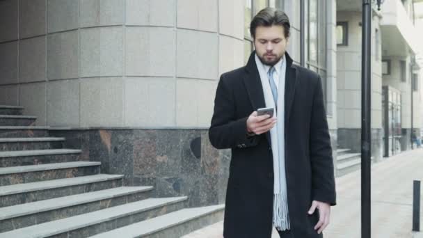 красивый бизнесмен разговаривает по телефону в центре города
 - Кадры, видео