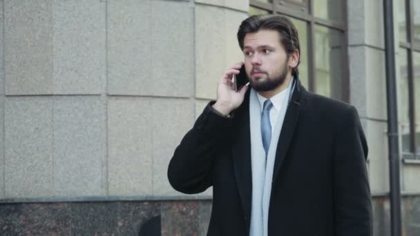 όμορφος επιχειρηματίας που λήγει ένα τηλεφώνημα στο κέντρο της πόλης - Πλάνα, βίντεο