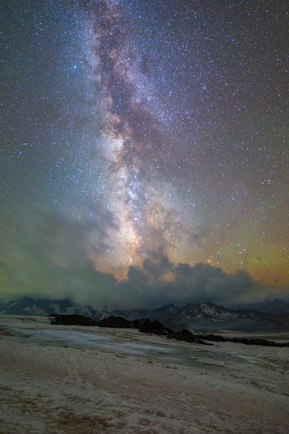 Csillagos éjszaka-hegység - Fotó, kép