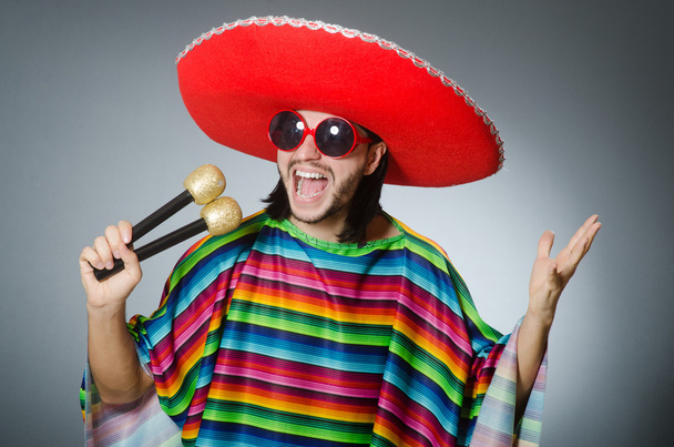 Ο άνθρωπος φορώντας σομπρέρο τραγουδώντας τραγούδι - Φωτογραφία, εικόνα