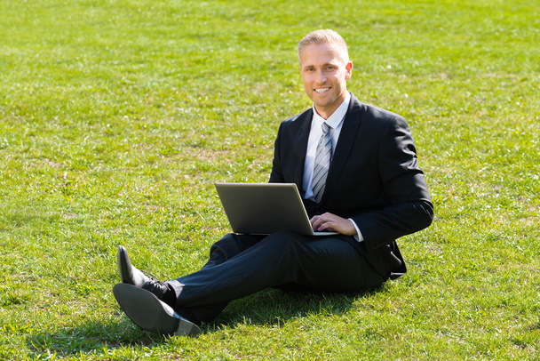 Businessman Using Laptop - Foto, Imagem