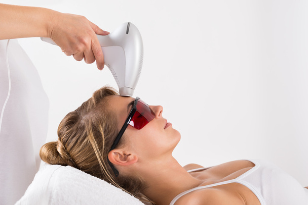 Woman Undergoing Laser Treatment At Salon - Foto, afbeelding
