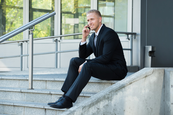 Businessman Talking On Cellphone - Foto, Bild