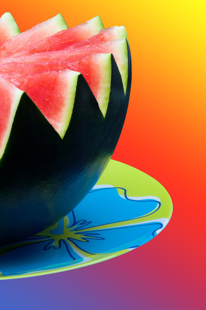 Wassermelone auf dem Teller - farbiger Hintergrund 02 - Foto, Bild